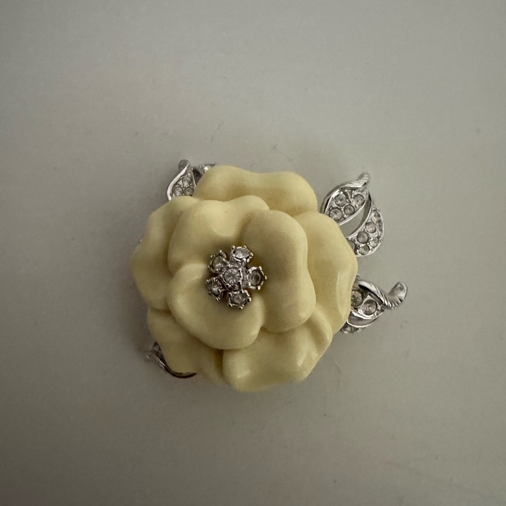 Vintage Elegant Cream Flower Brooch 🌼